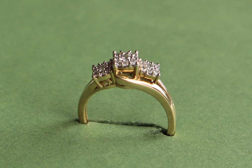 A triple cluster diamond ring set with round cut diamonds to a 9ct yellow gold setting and shank, - Bild 3 aus 6