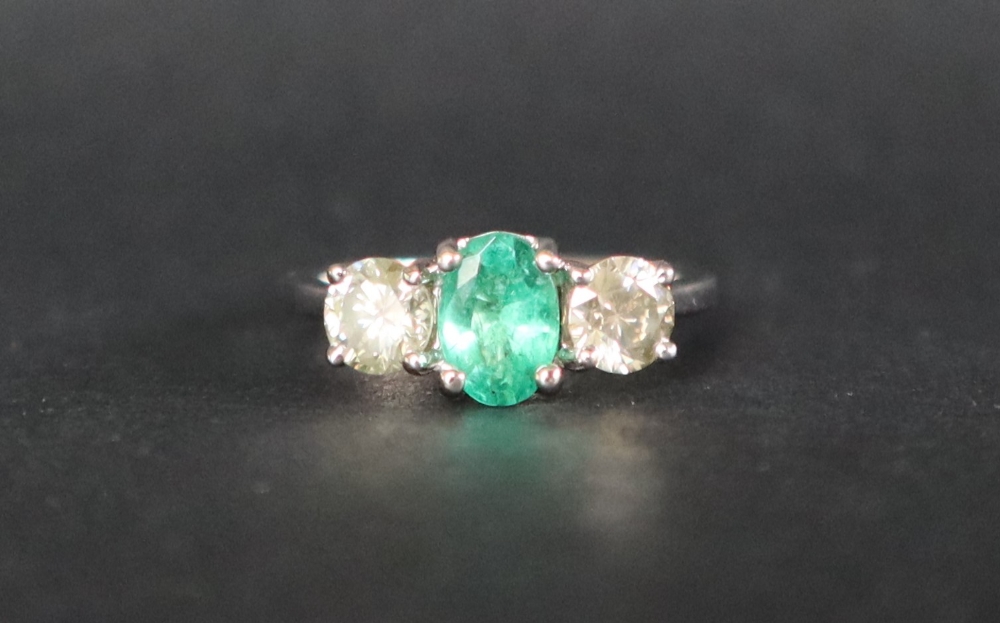 An 18ct white gold emerald and diamond trilogy ring set with an oval faceted emerald approximately - Bild 3 aus 7