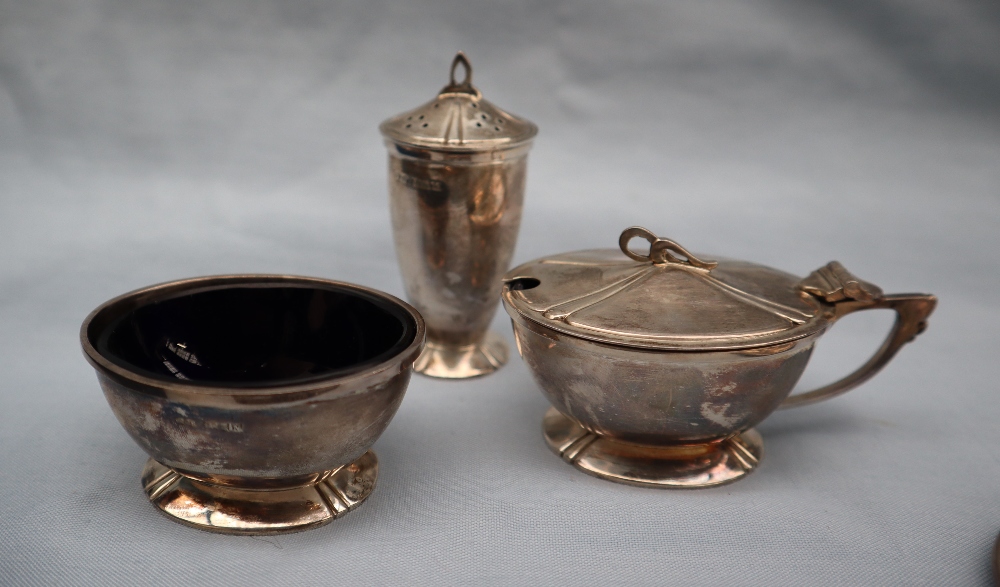 An Elizabeth II silver cruet set, comprising a mustard pot, open table salt and pepperette, - Image 3 of 4