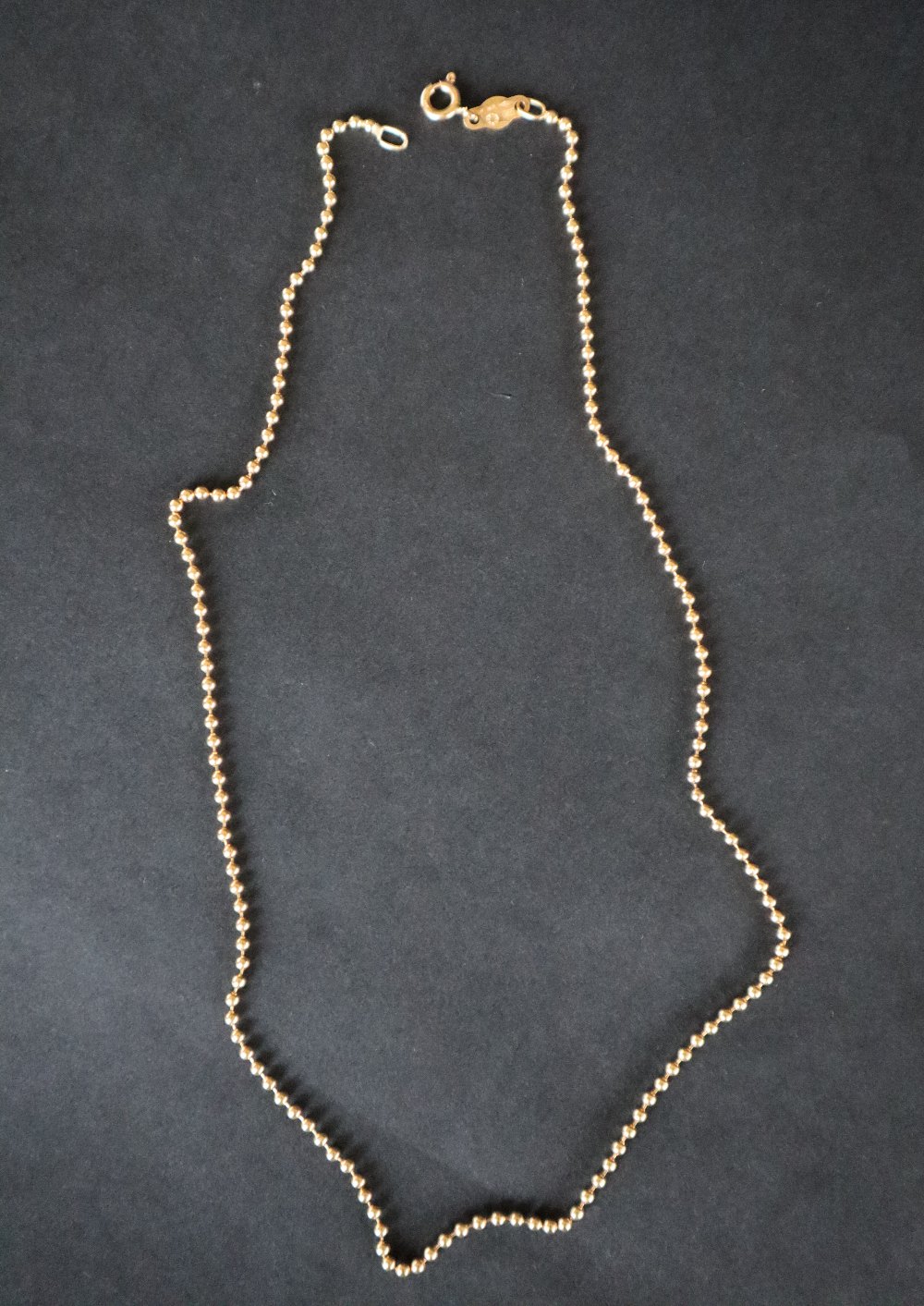 An 18ct yellow gold ball necklace, size 43. - Image 2 of 4