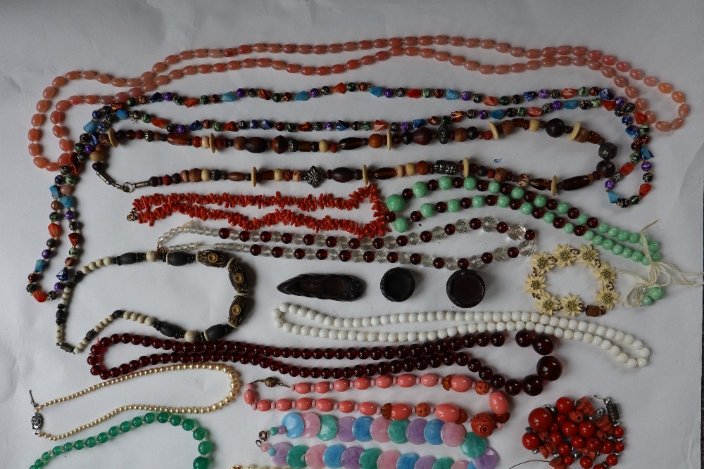 A large lot of assorted costume jewellery including Scottish hardstones, beaded necklaces, - Bild 5 aus 6