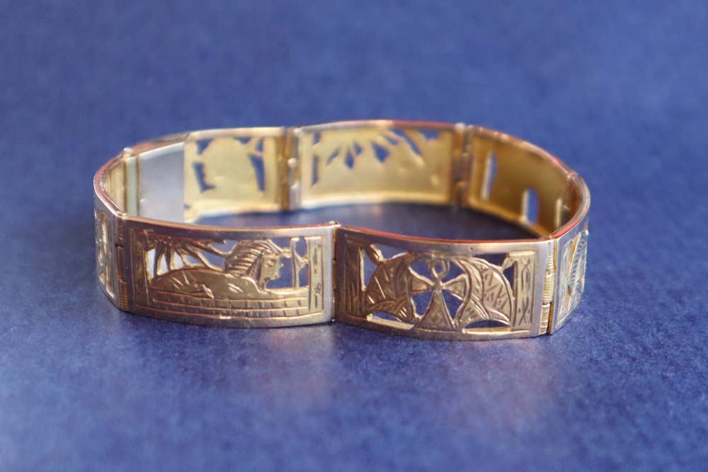 A yellow metal Egyptian bracelet, approximately 29 grams, - Bild 2 aus 4