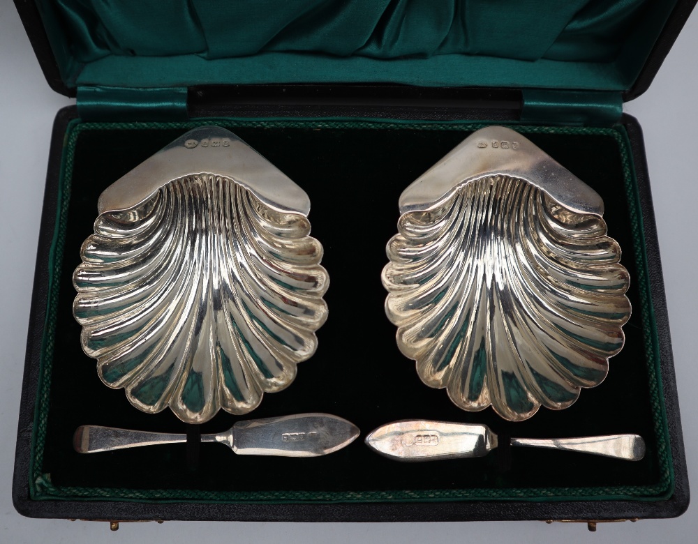 A pair of Edward VII silver shell shaped butter dishes, Birmingham, 1906, - Bild 2 aus 5