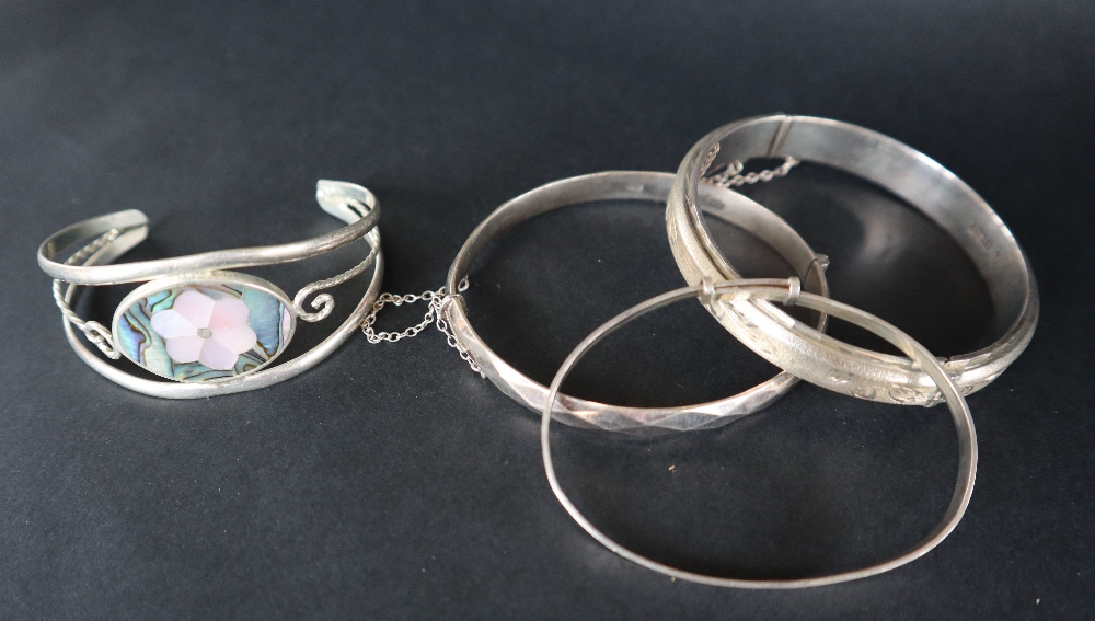 A silver torque necklet together with silver bangles, - Bild 5 aus 6