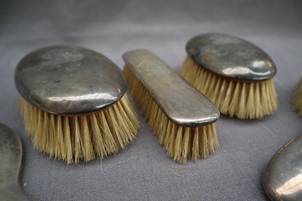 A pair of George V silver brushes, Sheffield, 1910, - Bild 2 aus 3