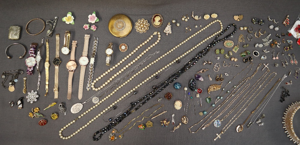 Assorted costume jewellery including faux pearls, Rotary wristwatch, other wristwatches, earrings, - Bild 3 aus 9