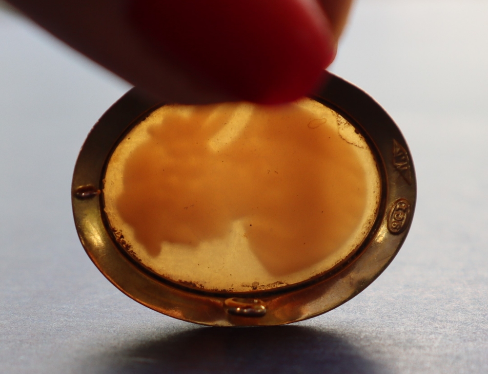 A 9ct yellow gold signet ring with a rectangular shield, - Bild 7 aus 7