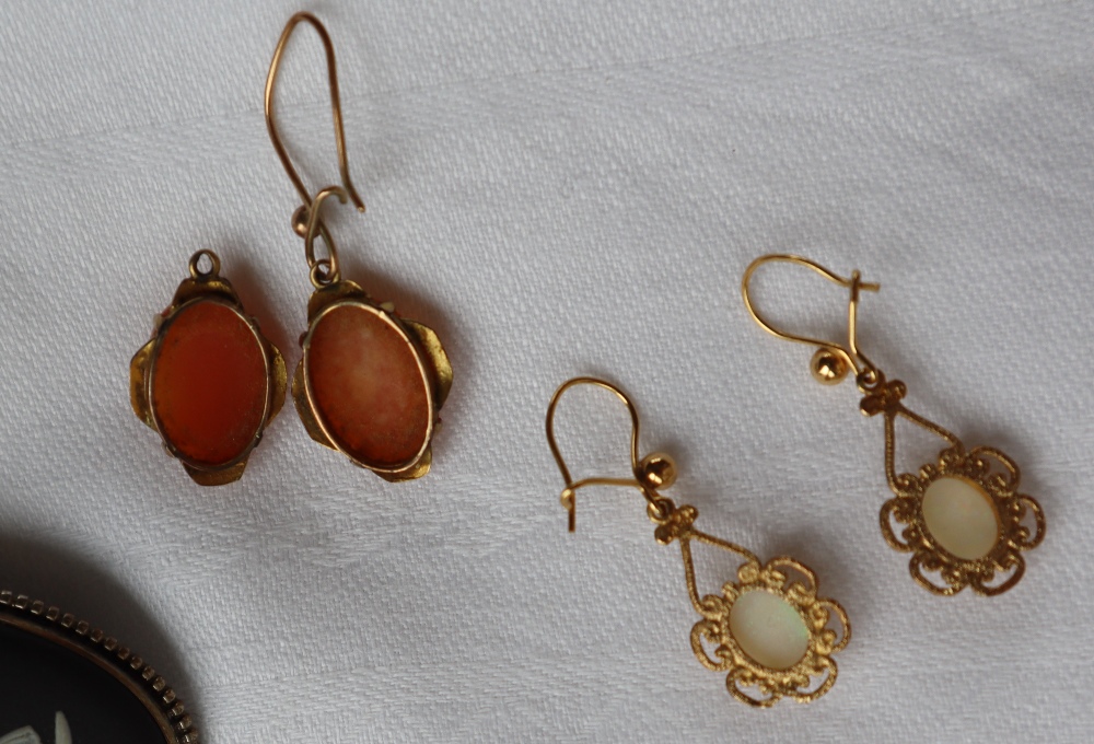 A pair of 9ct gold opal set drop earrings, - Bild 2 aus 4