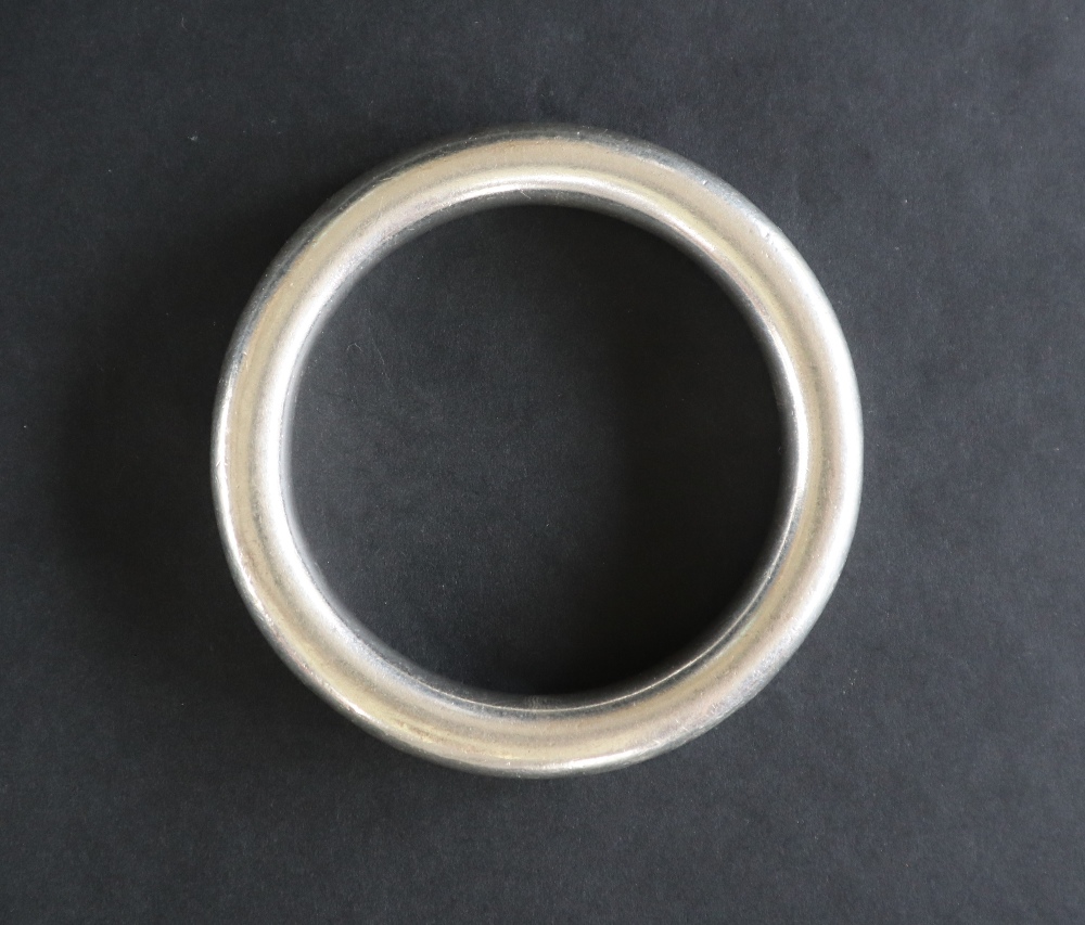 A white metal bangle, marked 925, - Bild 2 aus 4