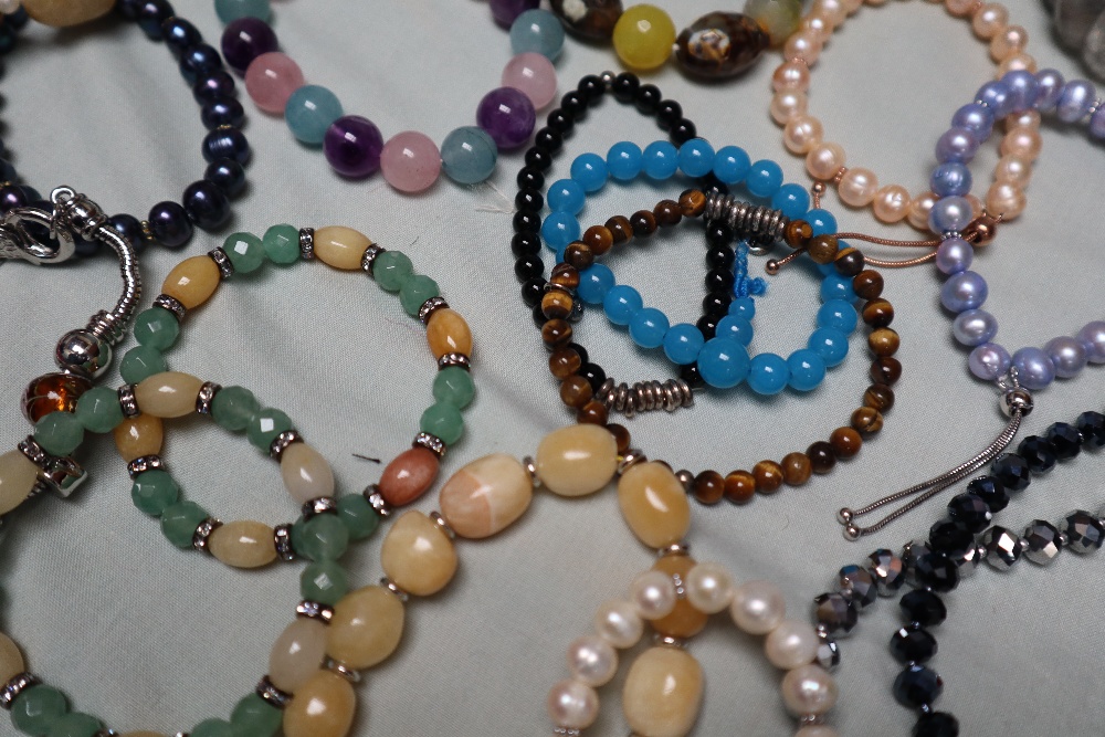 A collection of hardstone beaded bracelets - Image 3 of 4