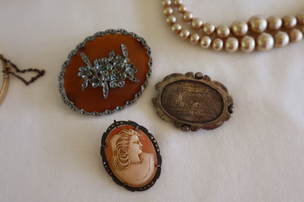 Assorted costume jewellery including a Trifari suite of necklace, - Image 5 of 6