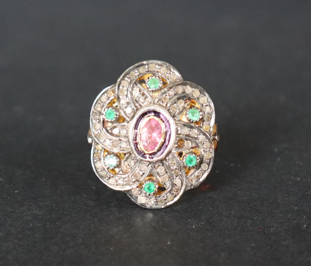 A tourmaline, emerald and diamond dress ring set with a central pink tourmaline, - Bild 4 aus 6