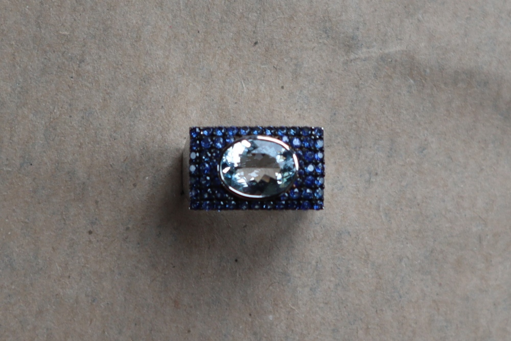 An Art Deco style aquamarine and sapphire dress ring with a rub over set oval aquamarine - Image 2 of 6