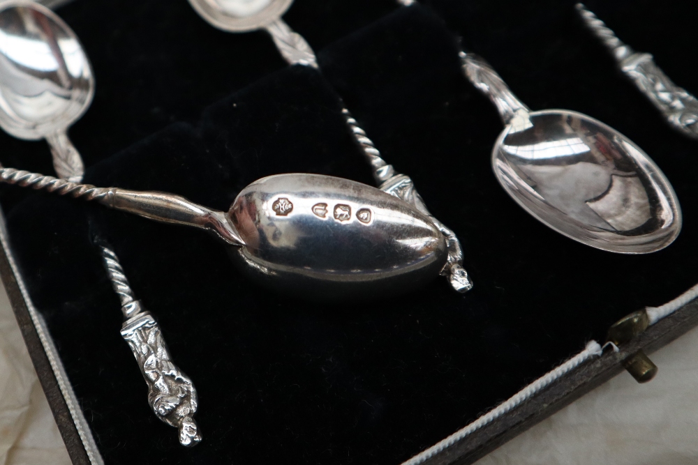 A set of twelve silver zodiac spoons, sculpted by David Cornell by John Pinches, with certificate, - Bild 3 aus 4