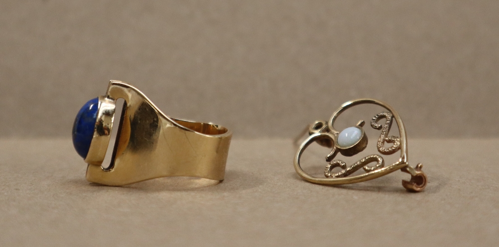 A 9ct gold ring set with a lapis lazuli panel, size K, together with a 9ct gold opal set brooch, - Image 2 of 5
