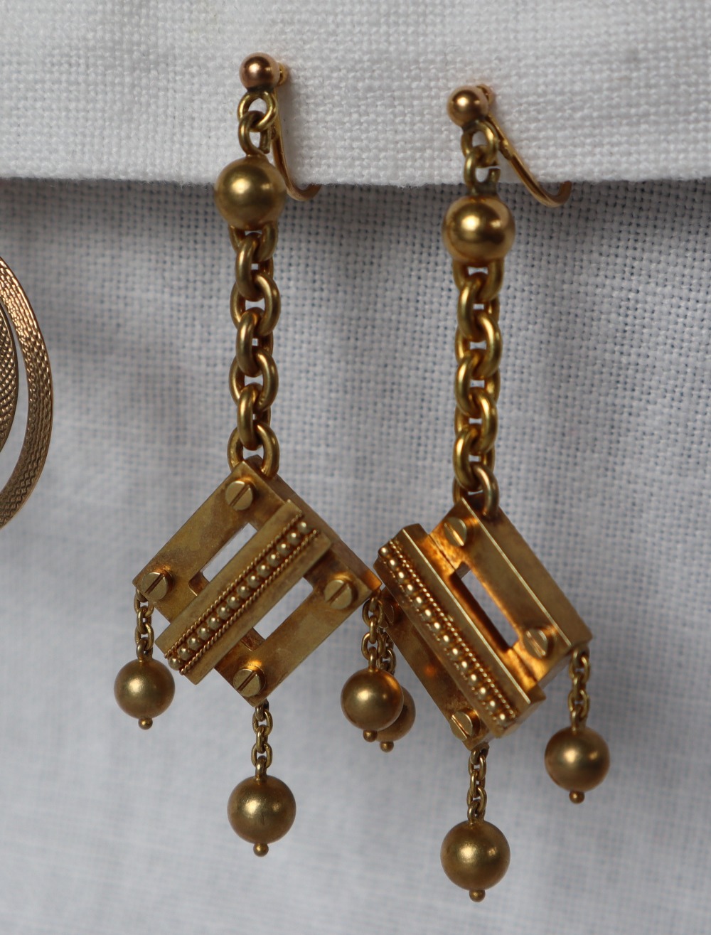 A pair of 9ct gold double hoop drop earrings together with a pair of 9ct gold earrings of square - Bild 3 aus 5