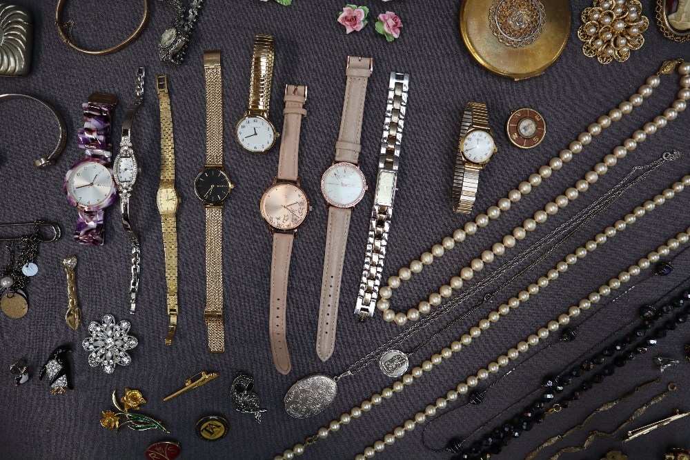 Assorted costume jewellery including faux pearls, Rotary wristwatch, other wristwatches, earrings, - Bild 4 aus 9