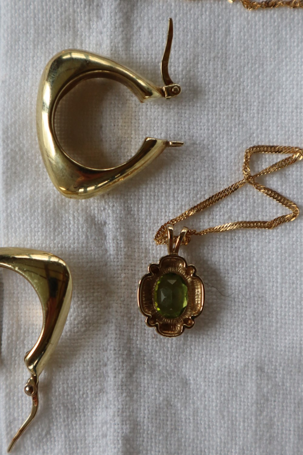 A pair of 9ct gold hoop earrings together with a 9ct gold peridot set pendant on a 9ct gold chain, - Image 4 of 4