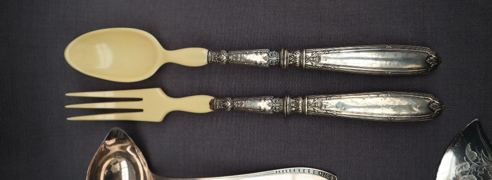 A continental white metal part serving set, comprising salad servers with bakelite ends, - Bild 5 aus 5