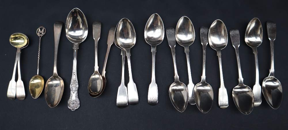 A late Victorian silver spoon and fork set, with scrolling leaf decoration, Sheffield, 1895, - Bild 5 aus 7