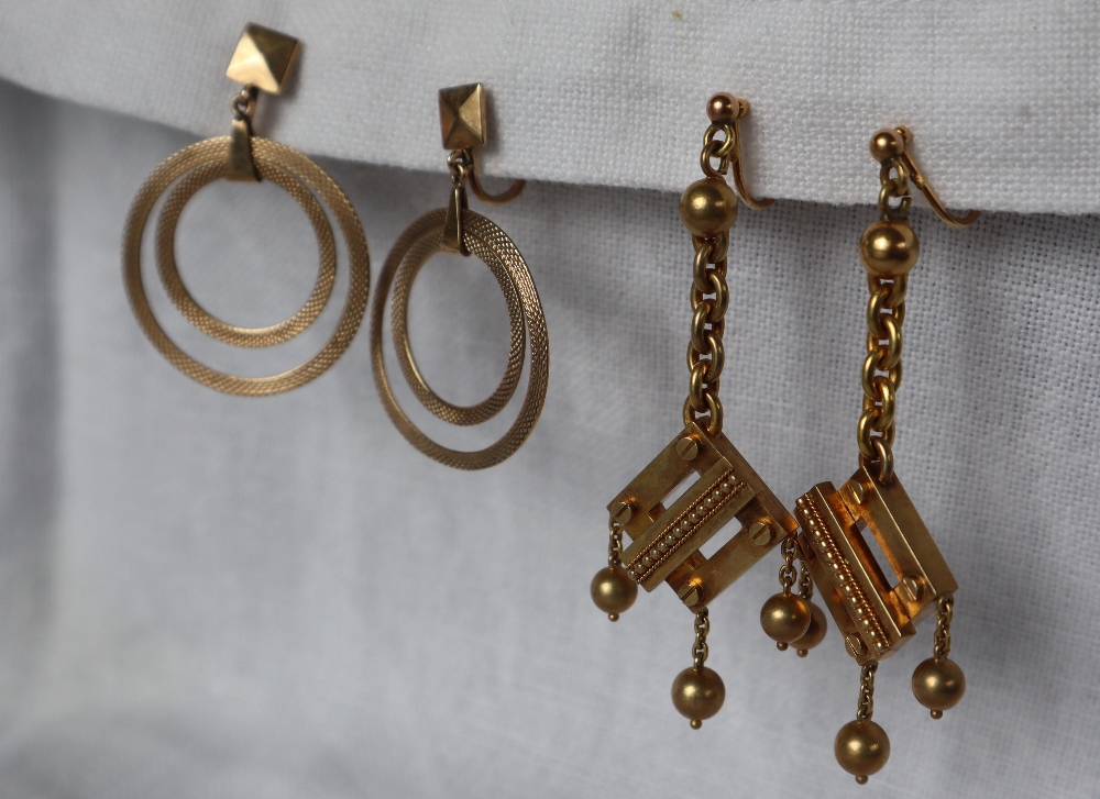 A pair of 9ct gold double hoop drop earrings together with a pair of 9ct gold earrings of square - Image 2 of 5