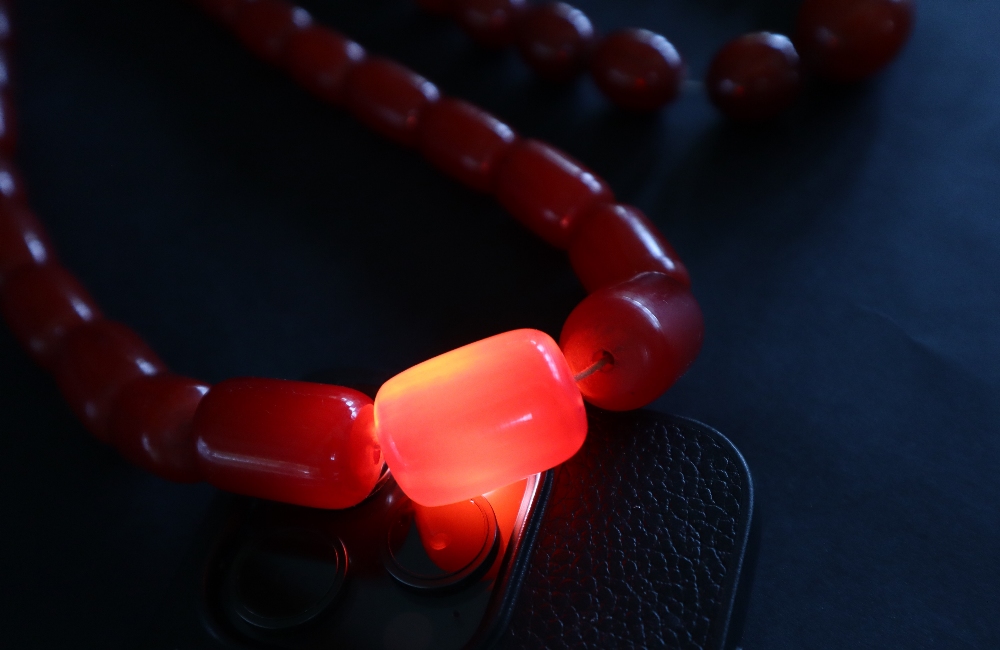 A Cherry Amber / Bakelite bead necklace, with barrel shaped beads ranging in size from 27mm to 15mm, - Bild 5 aus 8