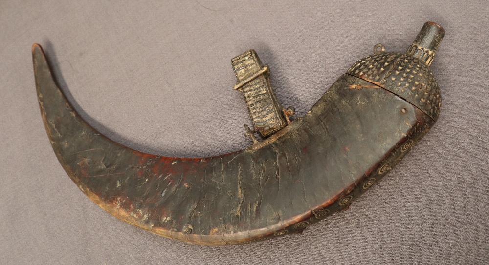 A white metal mounted horn handled Jambiya dagger with a curved steel blade and white metal mounted - Bild 4 aus 6