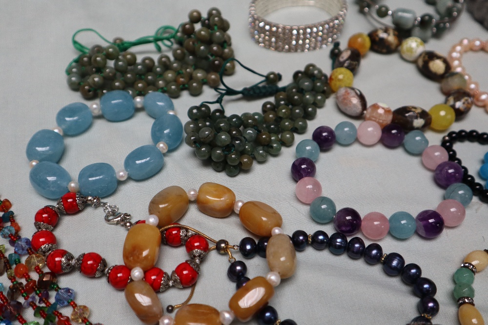 A collection of hardstone beaded bracelets - Image 2 of 4