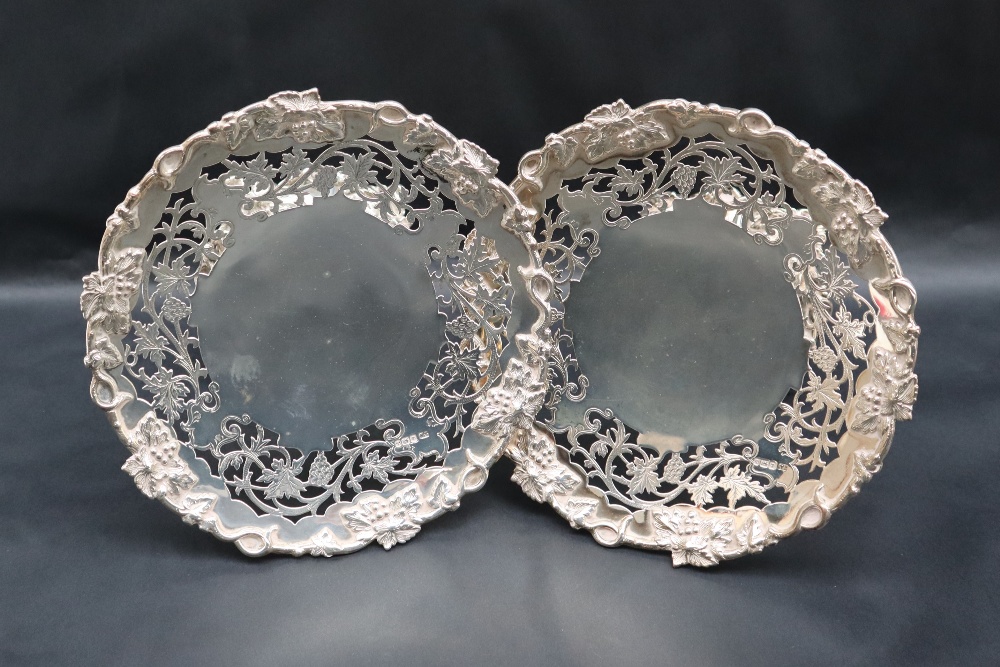 A pair of George V silver comports with a pierced top and grapes and leaves decoration, Sheffield, - Bild 4 aus 7