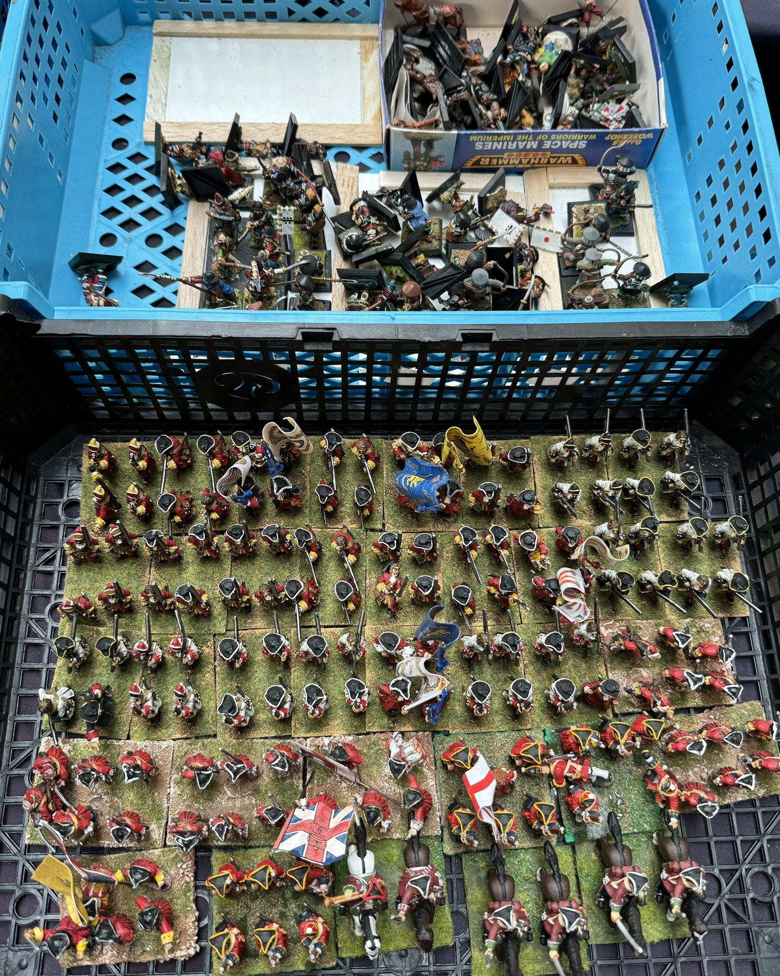 A large collection of hand painted and unpainted model soldiers with guns, pikes, flags, - Image 2 of 7