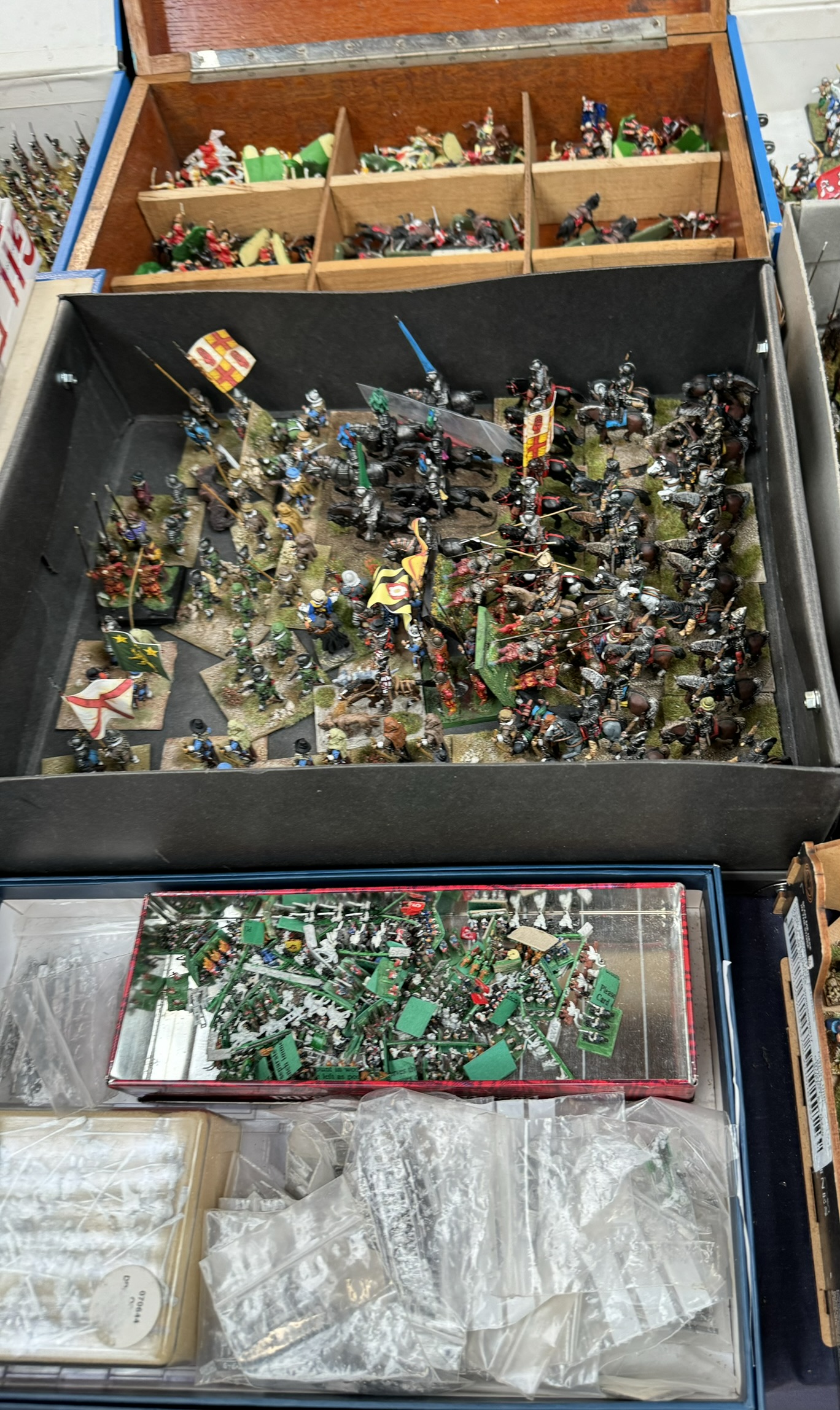 A collection of Italeri Saracen Warriors, boxed together with model buildings, - Image 7 of 9