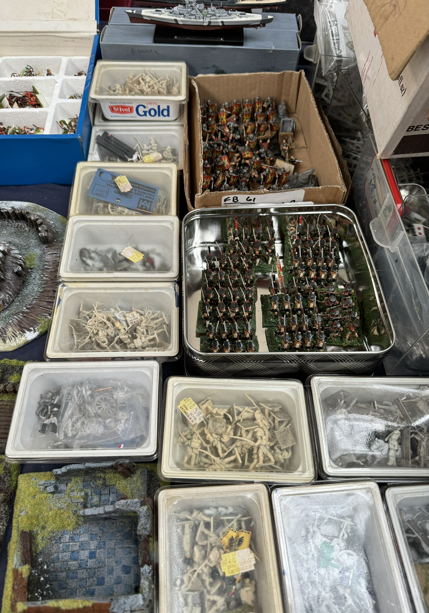 A collection of Italeri Saracen Warriors, boxed together with model buildings, - Image 4 of 9