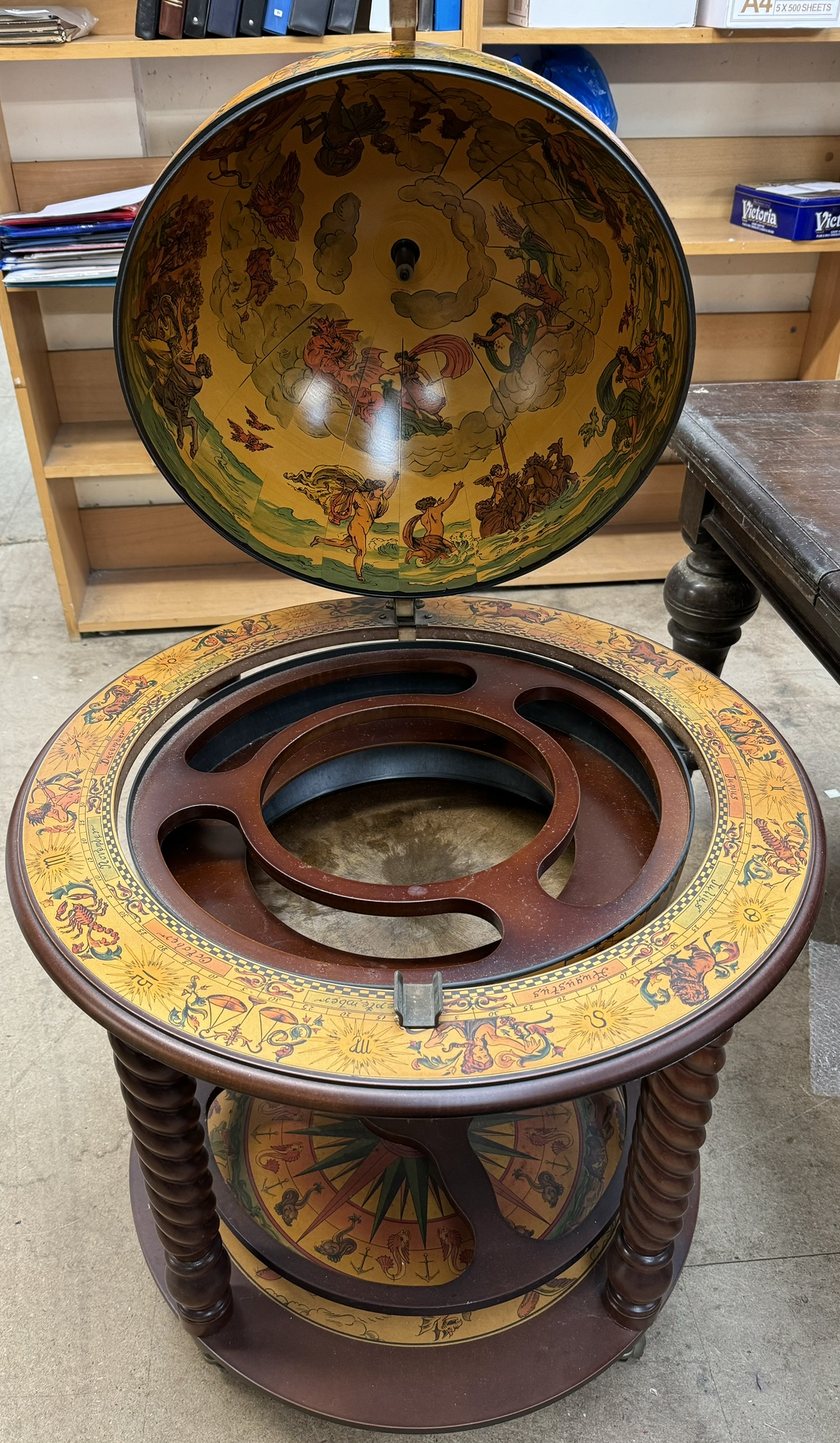 A globe drinks trolley with a hinged top and sectioned interior - Image 2 of 2