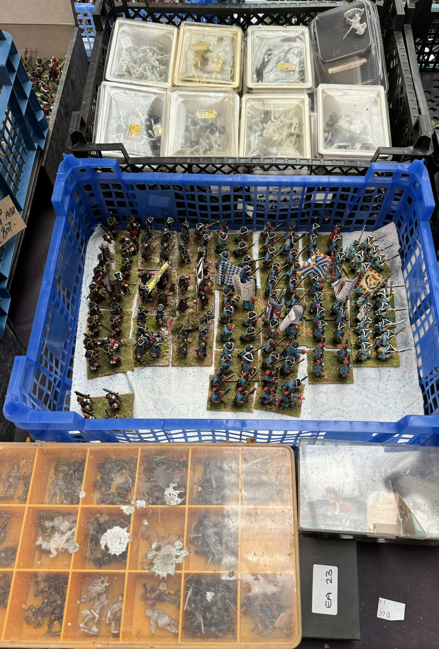 A large collection of hand painted and unpainted model soldiers with guns, pikes, flags, - Image 5 of 7