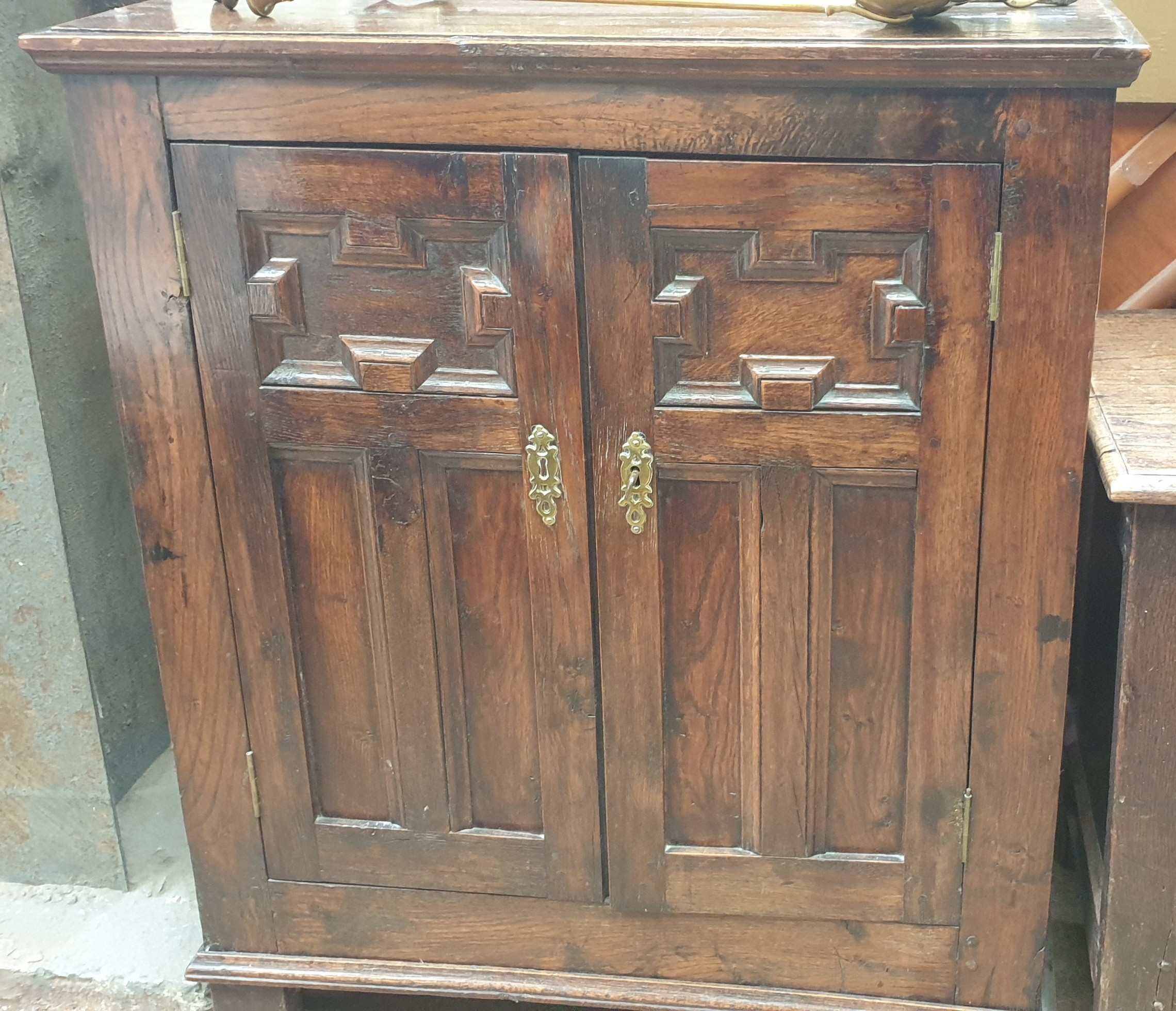 An oak side cabinet with a rectangular top above a pair of doors on square legs together with a - Bild 2 aus 3