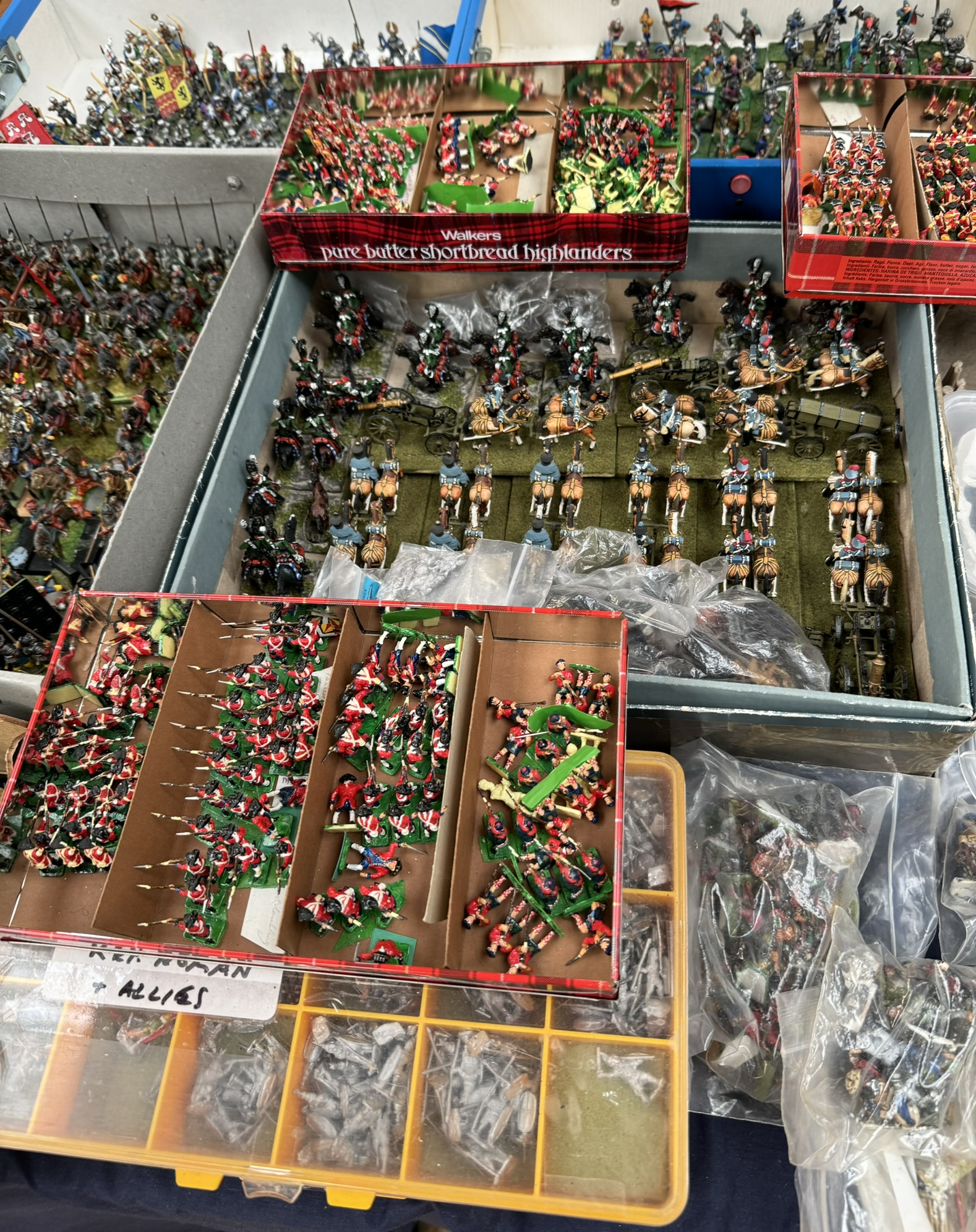 A collection of Italeri Saracen Warriors, boxed together with model buildings, - Image 6 of 9