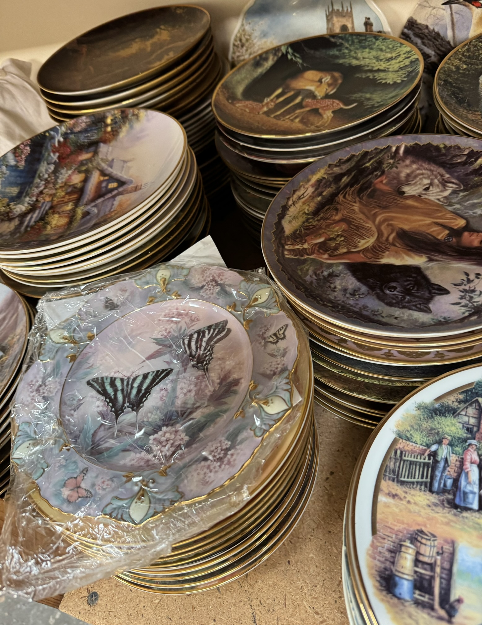 A large collection of collectors plates including Bradford Exchange, Danbury Mint, Royal Doulton, - Image 5 of 5