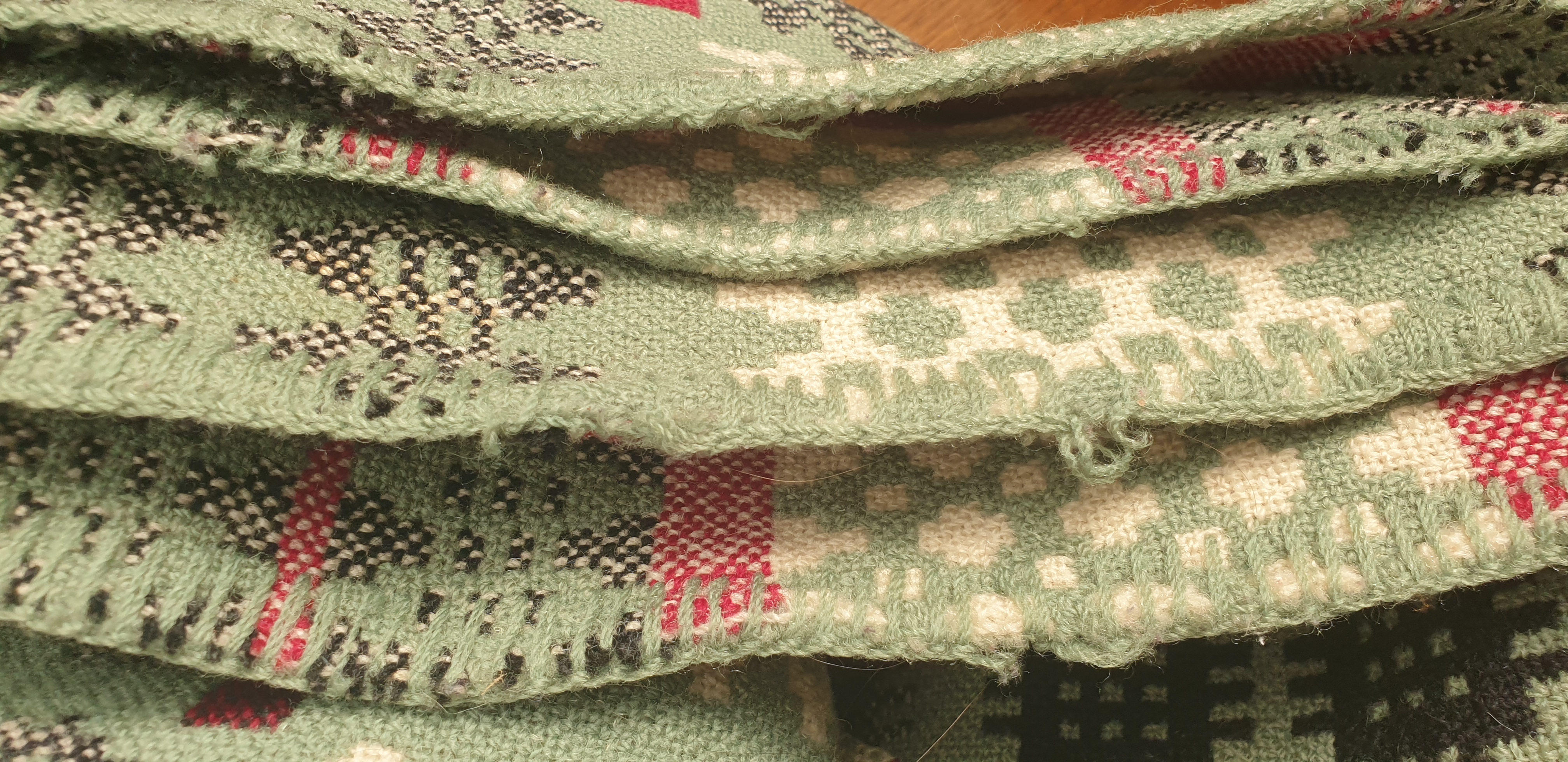 A Welsh blanket with a green ground and geometric patterns in black and white - Image 4 of 5