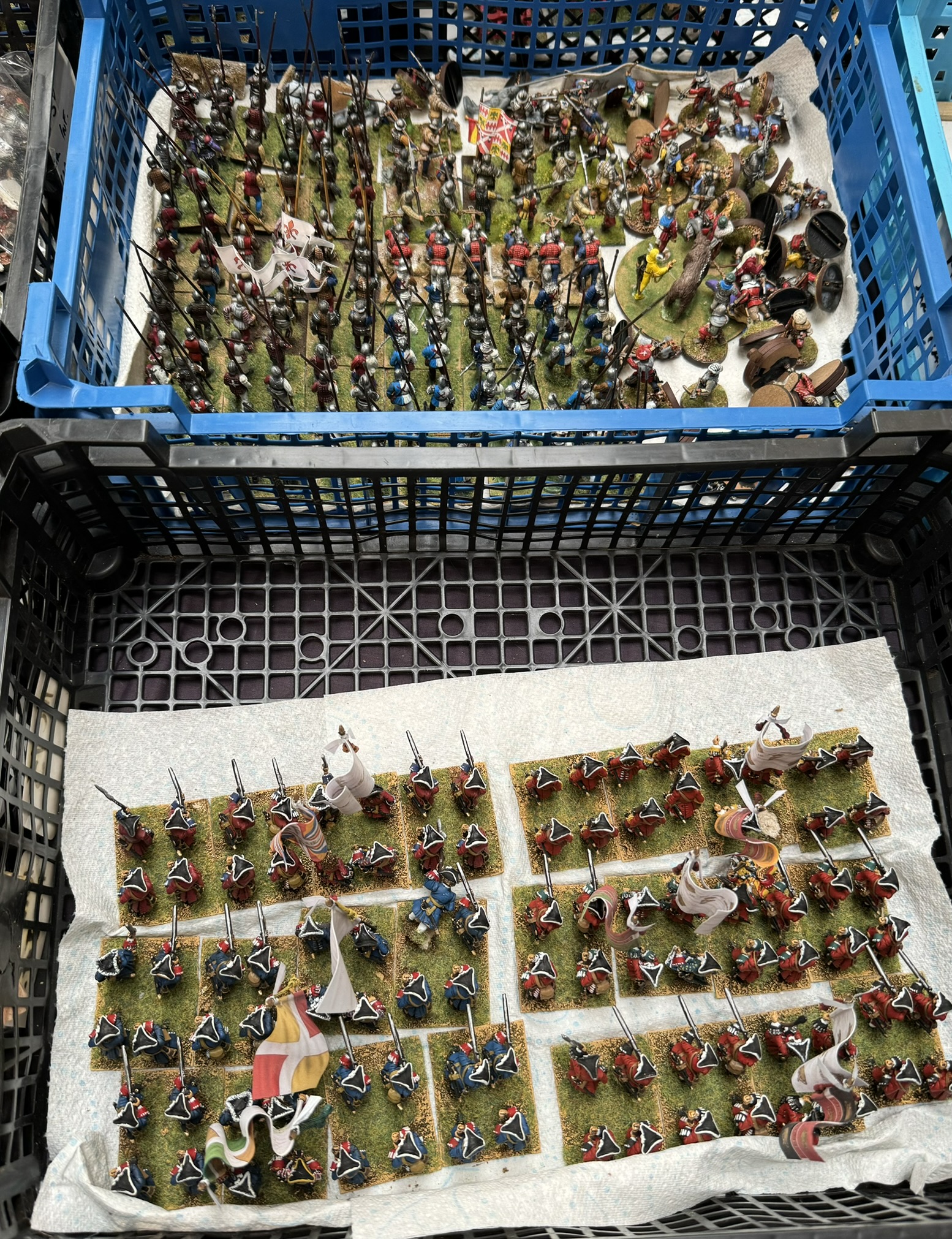 A large collection of hand painted and unpainted model soldiers with guns, pikes, flags, - Image 3 of 7