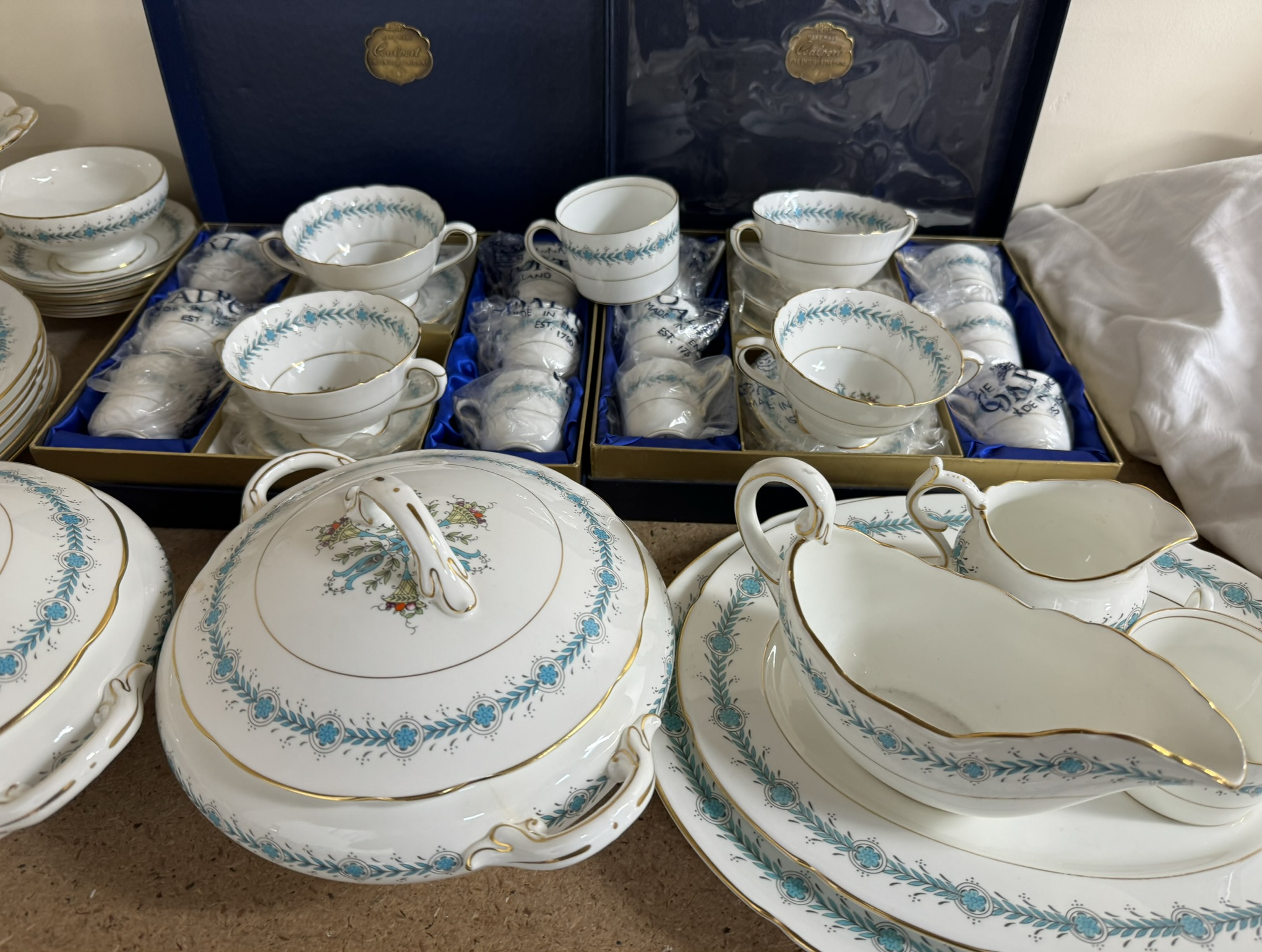 A Coalport Geneva pattern part tea and dinner set including tureens and covers, dinner plates, - Image 3 of 3