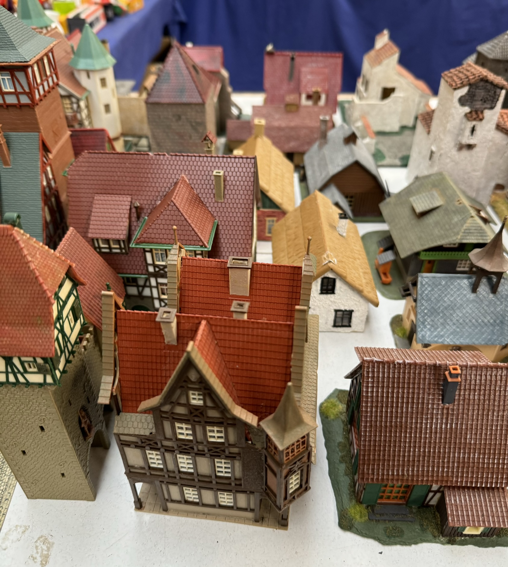 Assorted Vollmer and other model houses, - Image 4 of 6