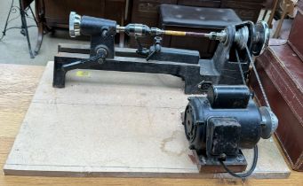 A small table top lathe (Sold for parts only)