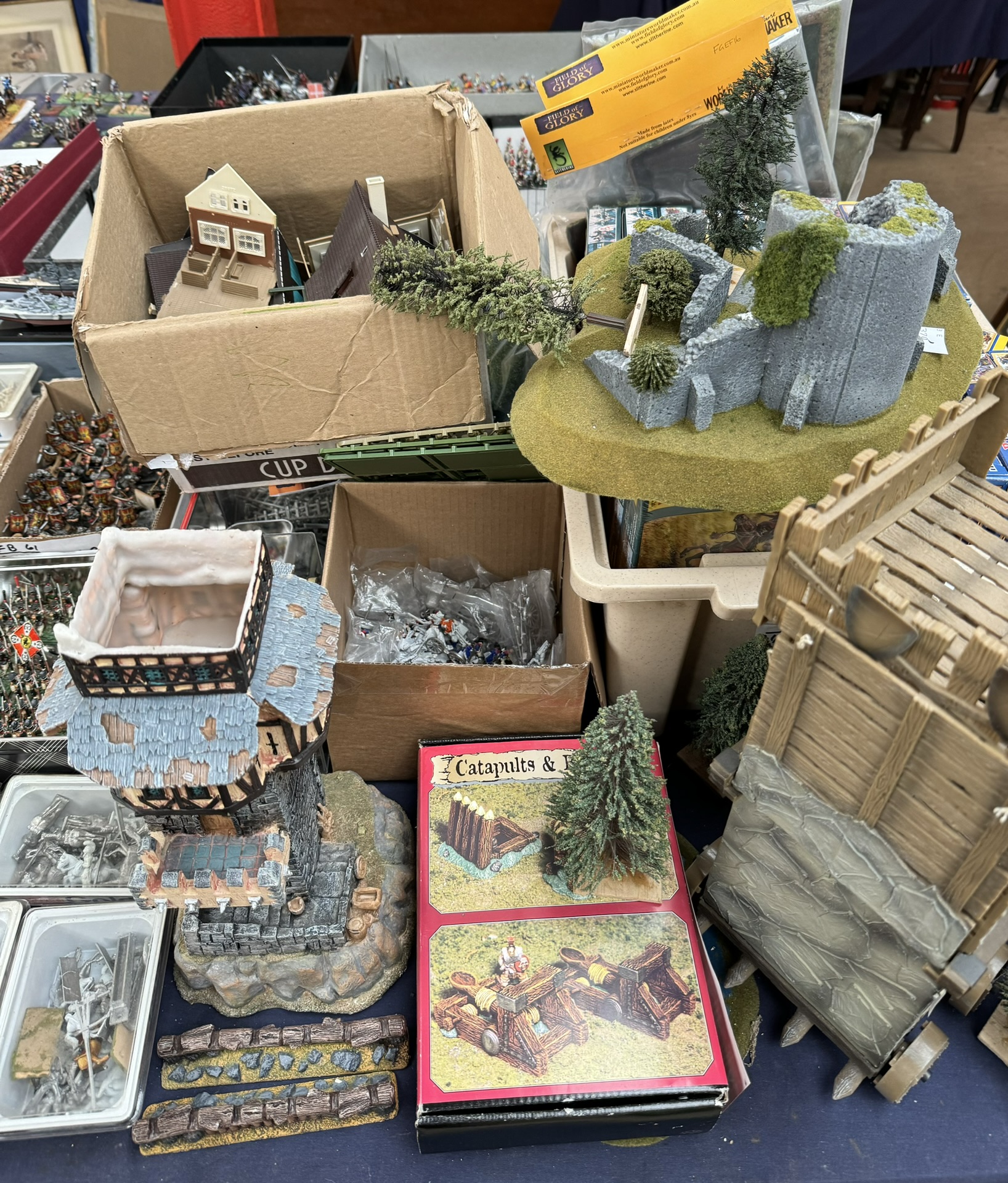 A collection of Italeri Saracen Warriors, boxed together with model buildings, - Image 2 of 9