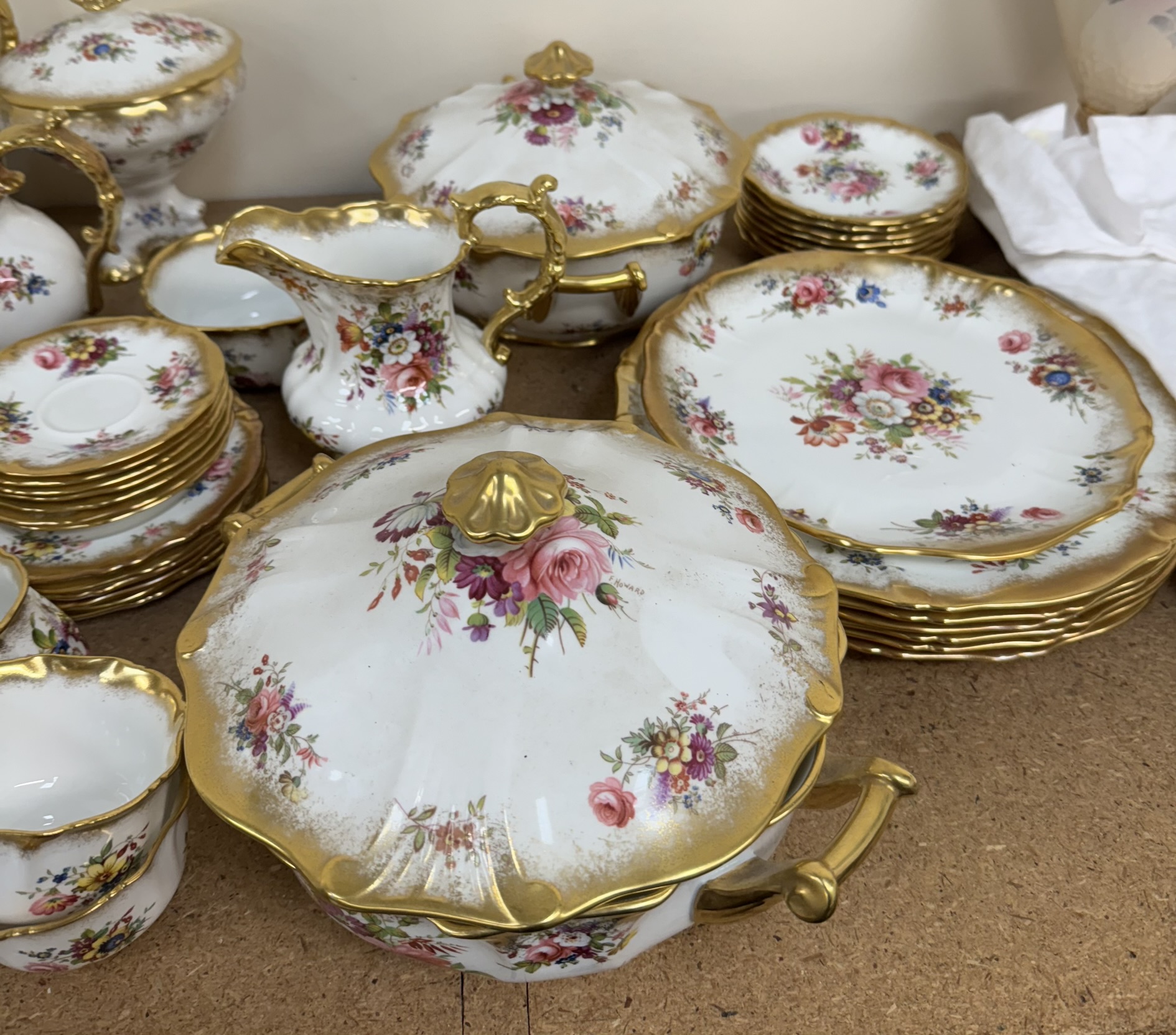 A Hammersley Lady Patricia part tea and dinner set decorated with sprays of garden flowers - Image 4 of 4