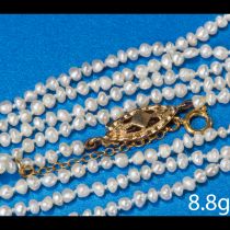 SINGLE STRAND PEARL NECKLACE WITH GOLD CLASP.