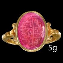 FINE CARVED RUBY SINGLE STONE RING