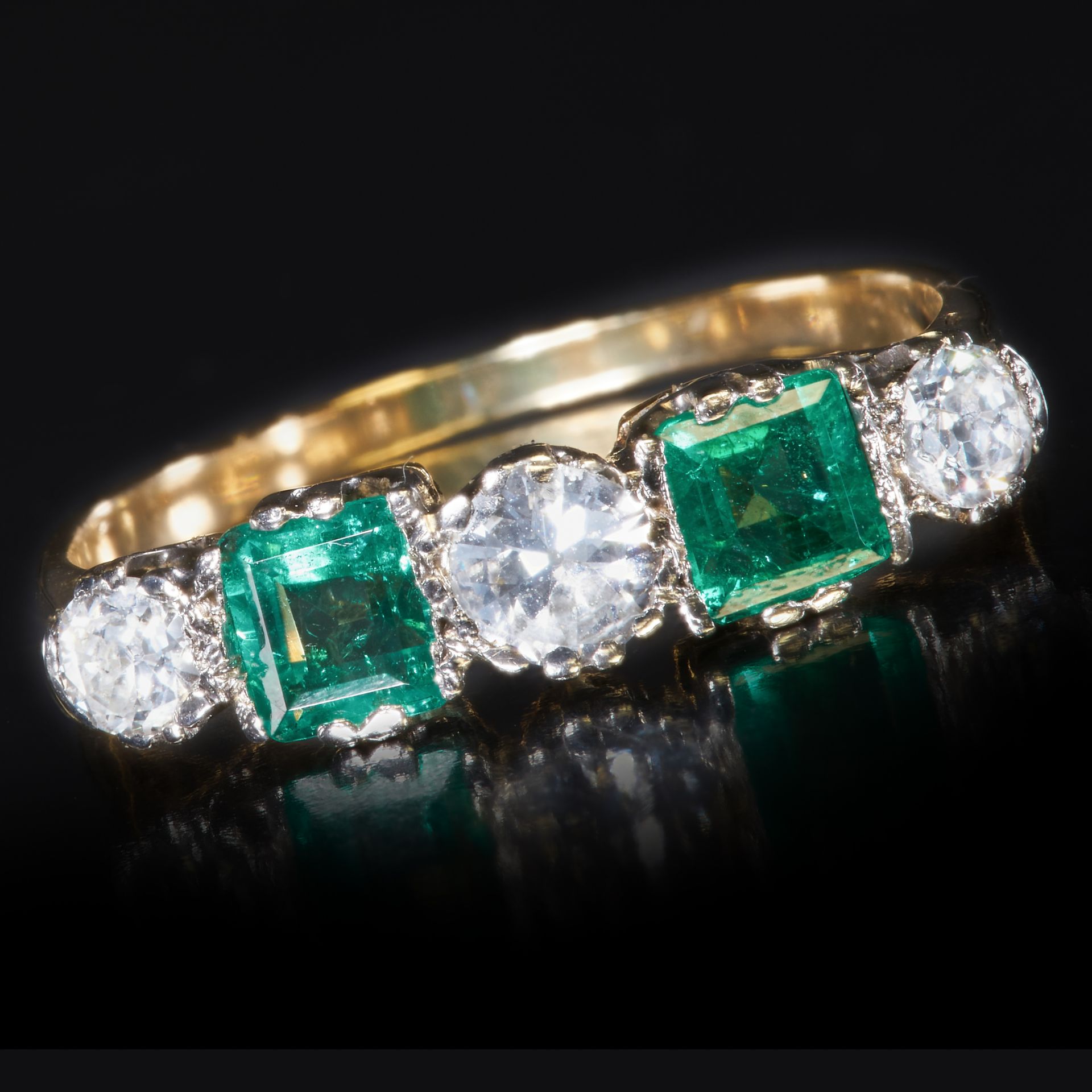 EMERALD AND DIAMOND FIVE STONE RING.