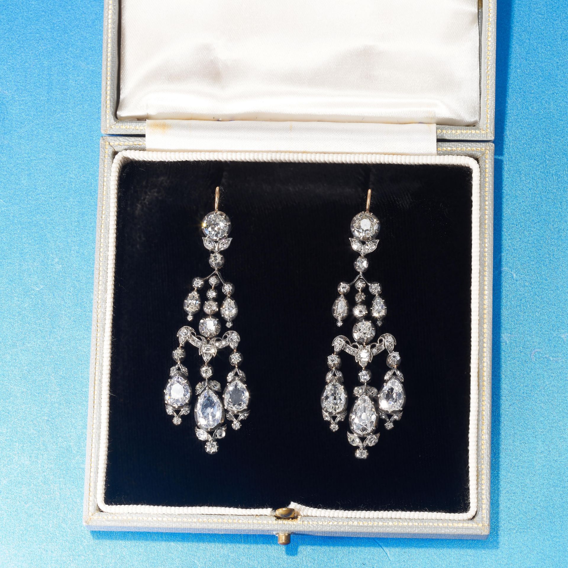 FINE AND MAGNIFICENT PAIR OF ANTIQUE DIAMOND CHANDELIER DROP EARRINGS - Image 2 of 2