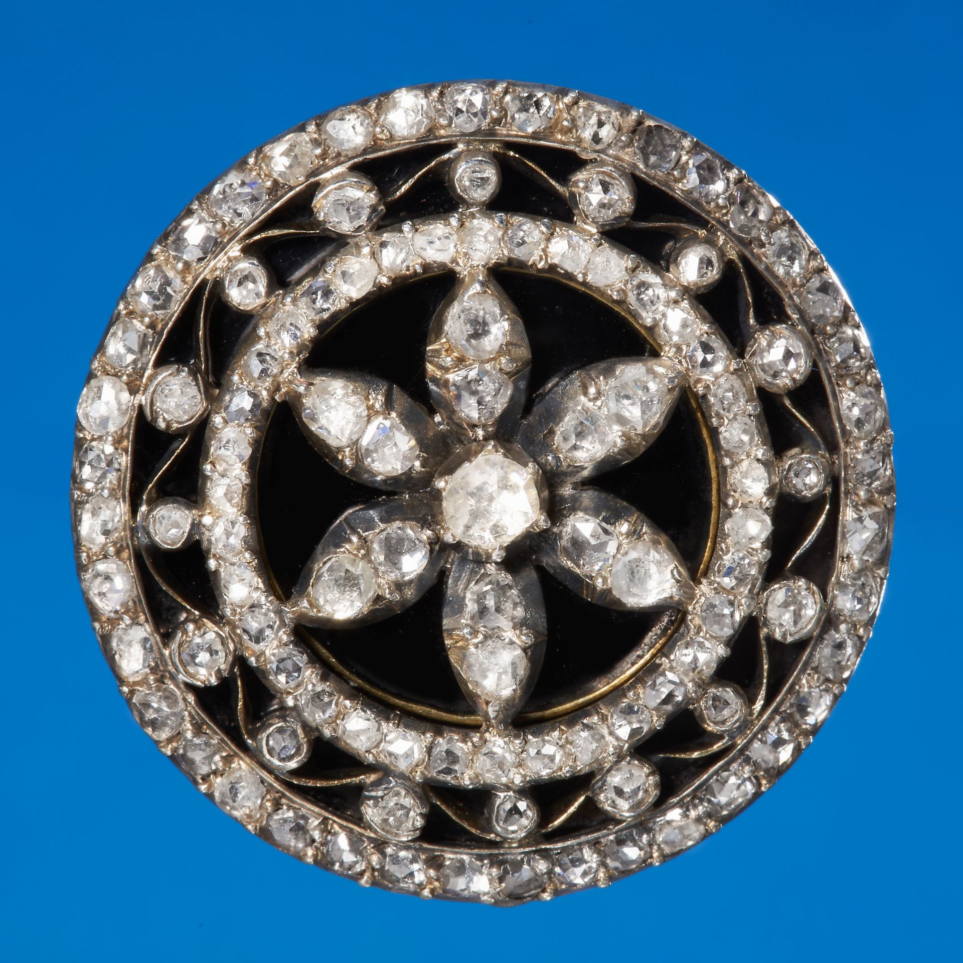 FINE AND RARE ANTIQUE DIAMOND AND ENAMEL BROOCH