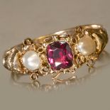 ANTIQUE GARNET AND PEARL 3-STONE GOLD RING